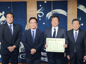 大久保産業株式会社からの「こども関連施策」への寄附金贈呈式の写真1