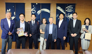 面会 澤上篤人 (公財)さわかみオペラ芸術振興財団理事長、田村耕一 (一社)大学支援機構理事長、泊健一 徳島合同証券(株)代表取締役社長他の写真1