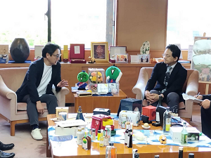 面会：西岡安彦 徳島大学医学部長他の写真1