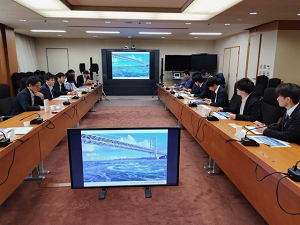 面会：中井洸我氏、穴田大空氏、畠中健斗氏、岡田真弥氏、北岡和義 徳島大学准教授、佐野淳也 神山まるごと高等専門学校准教授の写真3