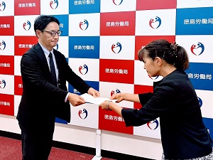 段野聡子 徳島地方最低賃金審議会会長及び竹中郁子 徳島労働局長への要請活動の写真2
