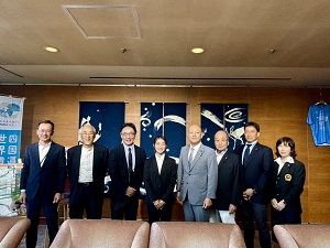 面会 木南征美 (一社)徳島県水泳連盟名誉顧問、立川了大 同会長他の写真1