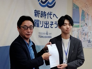 とくしま若者回帰アンバサダー委嘱状交付式の写真1