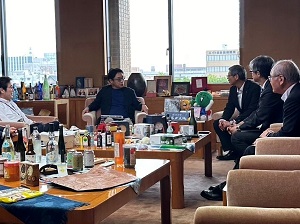 面会：植村洋司 全国連合小学校長会会長、井上圭三 徳島県小学校長会会長他の写真1