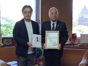 (株)阿波銀行の「SDGs森づくり宣言」による「寄附目録」の贈呈及び「パートナーシップ認定式」の写真