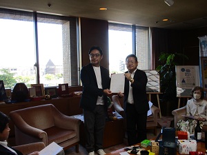 島和久 部落解放徳島地方共闘会議議長、歯朶山加代 部落解放同盟徳島県連合会執行委員長他から「あらゆる差別の完全撤廃と人権政策確立にむけた要請」の写真2