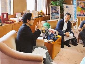 面会：(株)UST 牛尾信介 代表取締役・県スポーツコミッションアドバイザー他の写真1