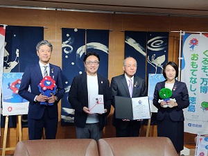 株式会社阿波銀行からの「徳島まるごとパビリオン協賛制度」における協賛金贈呈式の写真1
