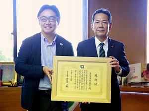 太陽石油株式会社からの企業版ふるさと納税の寄附に対する感謝状贈呈式の写真1