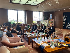面会：日興リサーチセンター(株) 山口廣秀理事長、日本銀行高松支店 大塚支店長他の写真