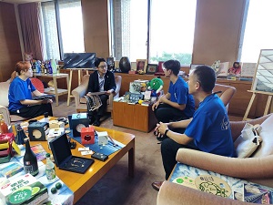 面会：徳島大学鳥人間プロジェクト 横溝建人 代表、中西彩歌 同パイロット他の写真1