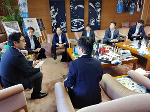 面会：A-Drive株式会社 岡部定勝代表取締役社長、那賀町 橋本浩志町長他の写真1