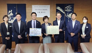 明治安田生命保険相互会社からの寄附金の贈呈式の写真1