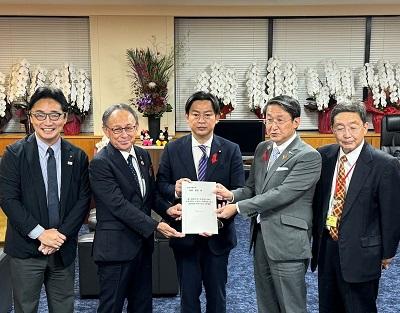 福岡資麿厚生労働大臣へ「真に医師不足にある地方を救う大都市部から地方への実効性のある医師偏在対策を求める要望」の写真1