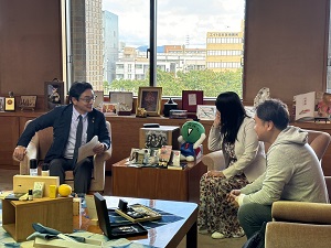 面会：WAmazing株式会社 加藤史子 代表取締役CEO、クラウドエース株式会社 吉積礼敏 取締役会長の写真1
