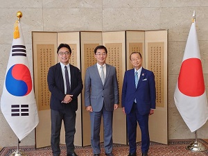 面会：朴喆煕（パク・チョルヒ）駐日大韓民国大使、河村健夫 日韓親善協会中央会会長の写真