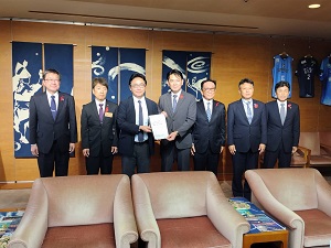「南阿波定住自立圏」構成市町等の岩佐義弘 阿南市長、橋本浩志 那賀町長、枡富 治 牟岐町長、三浦茂貴 海陽町長、磯野晴幸 美波町副町長、前田 徹 阿南医療センター院長からの南阿波医療圏の持続的な医療提供体制の確保に関する要望の写真