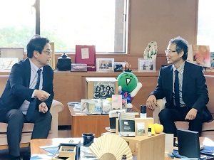 面会：文部科学省 藤原章夫事務次官の写真