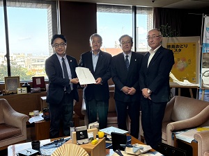 面会：岡田好史一般社団法人徳島県法人会連合会会長からの令和7年度税制改正に関する提言の写真