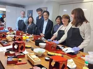 現地料理家(檀崎氏)による「遊山箱料理教室」の写真