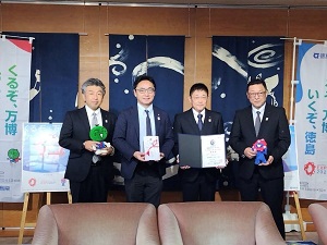 (株)ワークスタッフからの「徳島まるごとパビリオン協賛制度」における協賛金贈呈式の写真