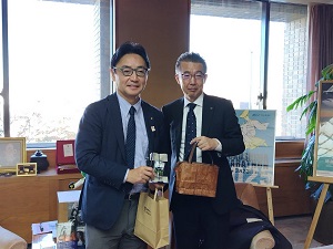 面会：山野邉 淳 (株)エイチ・アイ・エス取締役上席執行役員・法人営業本部長他の写真