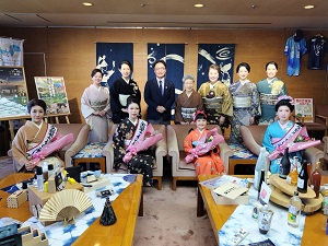 面会：(公社)全日本きものコンサルタント協会本部 板橋章雄氏他の写真