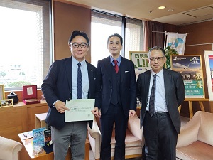 面会：竹内英之 国際医療福祉大学大学院教授、和泉唯信 徳島大学医学部教授の写真