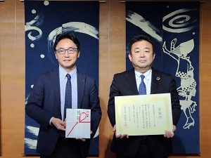 株式会社徳島ダイハツモータースから南部テクノスクールへの実習機器の寄附贈呈式の写真