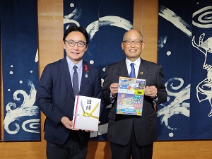 (一社)日本損害保険協会からの反射材付き交通安全啓発チラシの贈呈式の写真