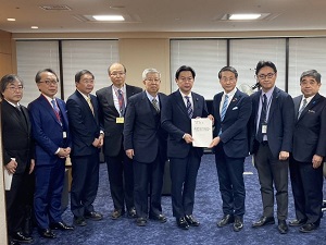 福岡資麿厚生労働大臣、田村憲久衆議院議員へ「真に医師不足にある地方を救う大都市部から地方への実効性のある医師偏在対策を求める要望」の写真