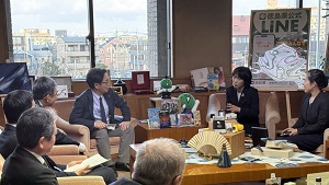 面会：新井ゆたか 消費者庁長官他の写真