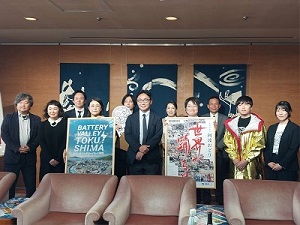 「大阪・関西万博における阿波おどり催事」「徳島バッテリーバレイ構想」のPRポスター贈呈式の写真