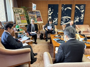 面会：岩切洋 (株)大塚製薬工場 取締役、澤本雅昭 同 取締役 経理部長、楠元顕久 執行役員 総務部長の写真