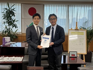 環境副大臣 小林 史明様および経済産業大臣政務官 竹内真二様と意見交換の写真