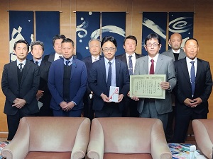 (一社)全国道路標識・標示業四国協会徳島県支部から徳島県交通遺児育成会への寄附金贈呈式の写真