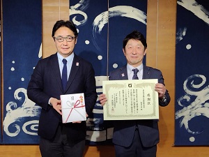 東京海上日動火災保険(株)からの大阪・関西万博への入場チケット贈呈式の写真