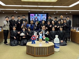 城東高校×インドネシア・ブラウィジャヤ高校×大塚製薬によるペットボトル再生・万博徳島ブースオブジェ制作の報告会の写真