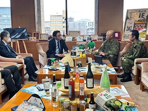 面会：徳淵文雄 第15即応機動連隊長、𠮷田正幸 第14施設隊長兼徳島駐屯地司令の写真
