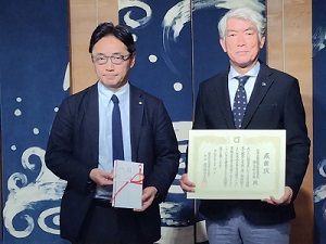 一般社団法人日本自動車販売協会連合会徳島県支部より交通遺児育成会への寄付金の贈呈式の写真
