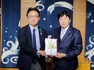 四国放送株式会社からの「防災ラジオ」贈呈式の写真