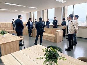 徳島県庁舎11階「食堂」・「展望者ロビー」木質化リノベーションの竣工視察の写真