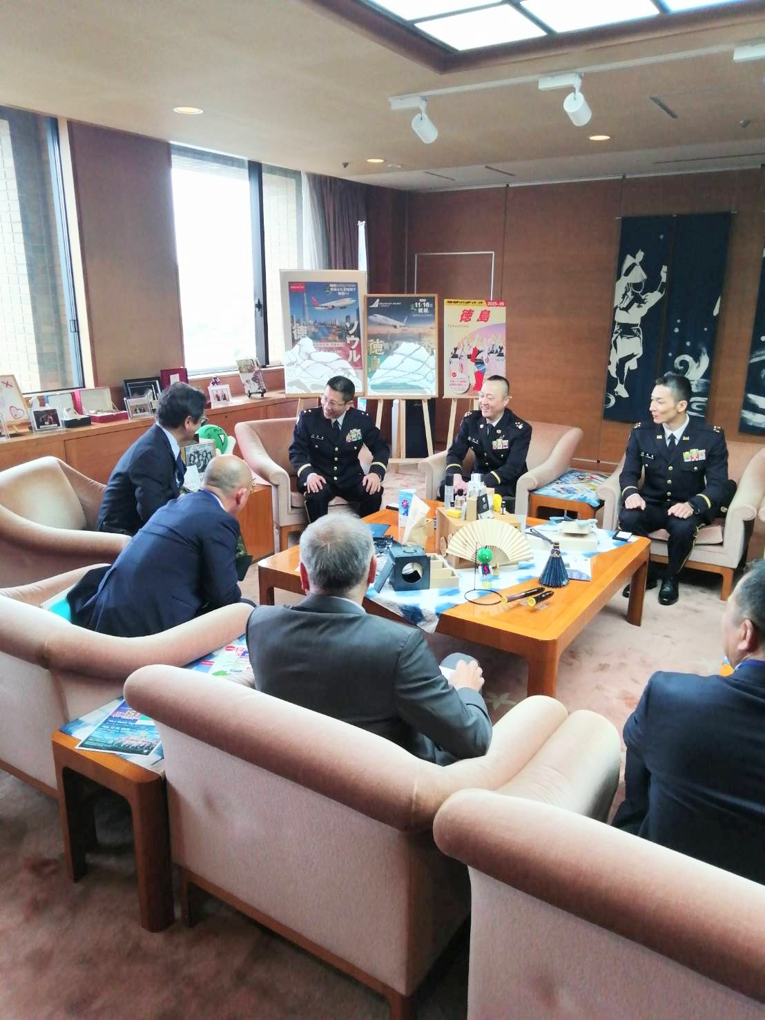 面会：仲西勝典 陸上自衛隊第14旅団長、柿内慎治 同第15即応機動連隊長、山北幸太郎 同第14施設隊長兼徳島駐屯地司令 他の写真