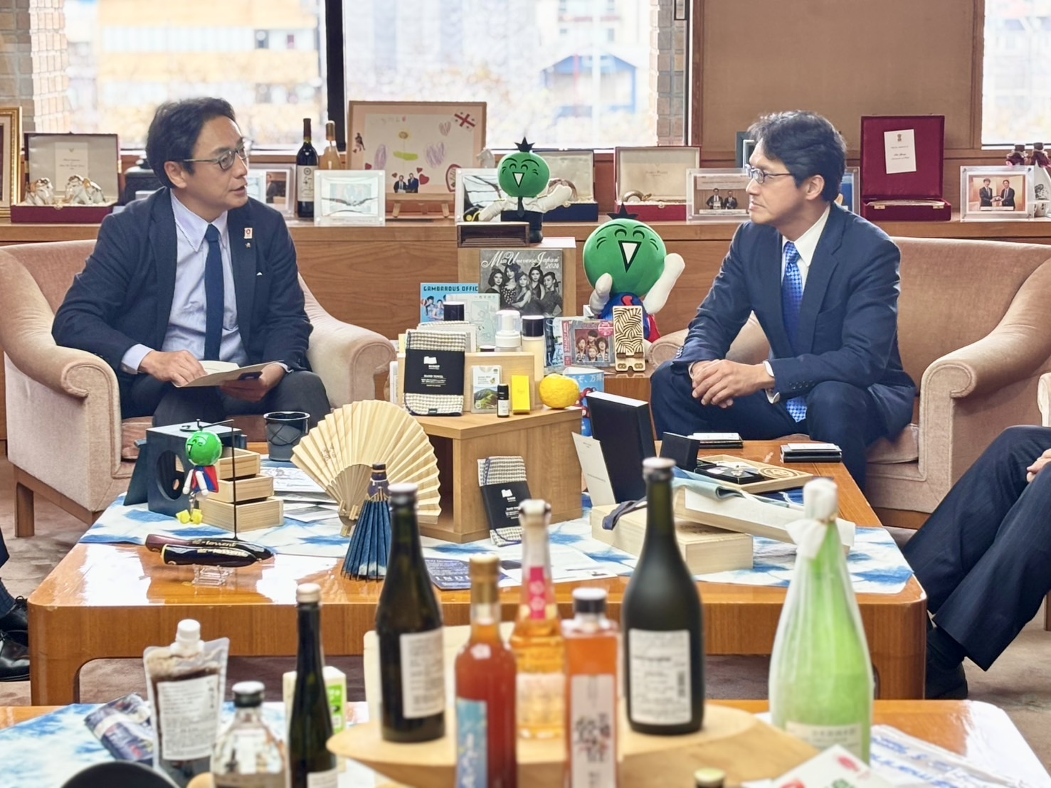 面会：西良浩一 徳島大学病院長、橋本一郎 医学部長 他の写真