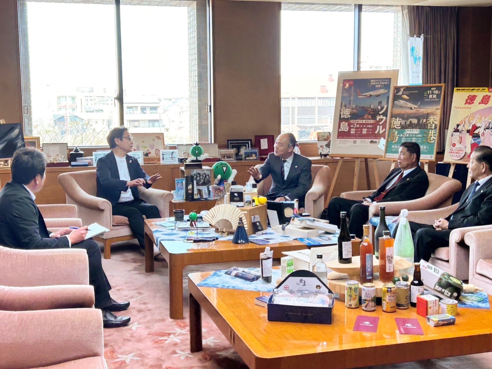面会：岡久正弘 （公財）日本野球連盟顧問、谷田部和彦 同専務理事、野口浩史 同四国地区連盟専務理事の写真