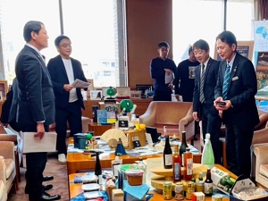 面会 高志保博孝 (一社)サトヤマカイギ 代表理事、福岡雄二 (株)日本旅行 取締役執行役員ソリューション事業本部統括副本部長他の画像