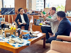 面会 「あわ歴史文化観光大使」モートン常慈氏、藤田純 (株)エアトラベル徳島 代表取締役会長兼社長の画像01