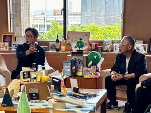 面会 武田冬門 (株)Teamきゃら代表取締役、田中正秀 ビューティー＆ウェルネス専門職大学教授 他の画像01