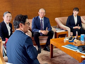 面会 新居義治 なかがわ野菊の里代表、新居希予 同副代表（BELLA AWARDS 2025「GRIP賞」部門最優秀賞の受賞報告）、田中森士 アジアスモールビジネス連盟 日本代表、宍戸幹央 同特別顧問 他の画像01